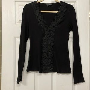 🆕 NWOT Long Sleeved Black Ribbed Knit Top with Lace Detail - Flattering Vneck!